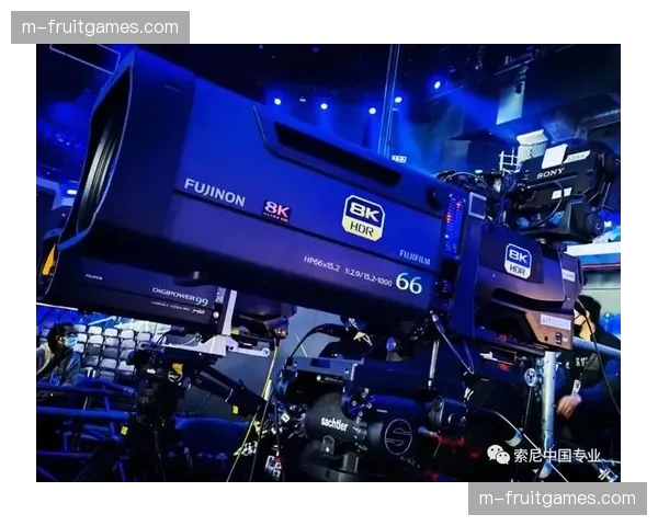 由于8K信号采集技术的微小型化 实现了更多极端角度的机位设置