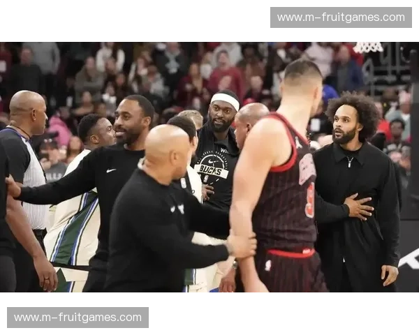 公牛爆冷击败雄鹿 德罗赞多次“碰瓷”造犯规引热议 公牛爆冷击败雄鹿 德罗赞多次“碰瓷”造犯规引热议